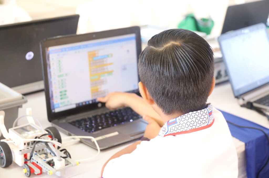 Estudiante programando el funcionamiento de un robot del ecosistema educativo Aprender Creando, aplicando robótica construccionista en el aula.