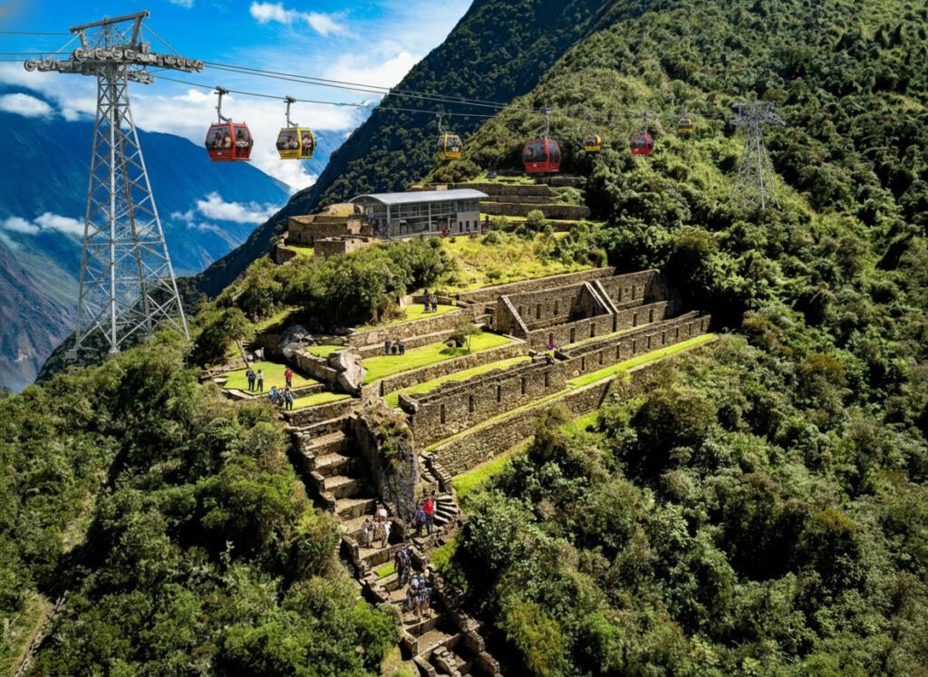 Teleférico de Choquequirao transportando a turistas a la ciudad del inca en Perú.