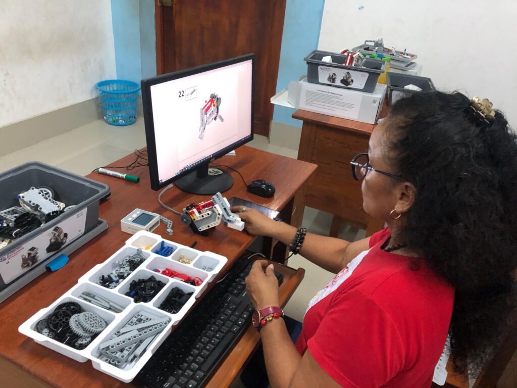 Docente en un aula de Ucayali aprendiendo robótica educativa con el kit ZMRobo de Aprender Creando, fortaleciendo sus capacidades tecnodigitales para el trabajo en el aula.