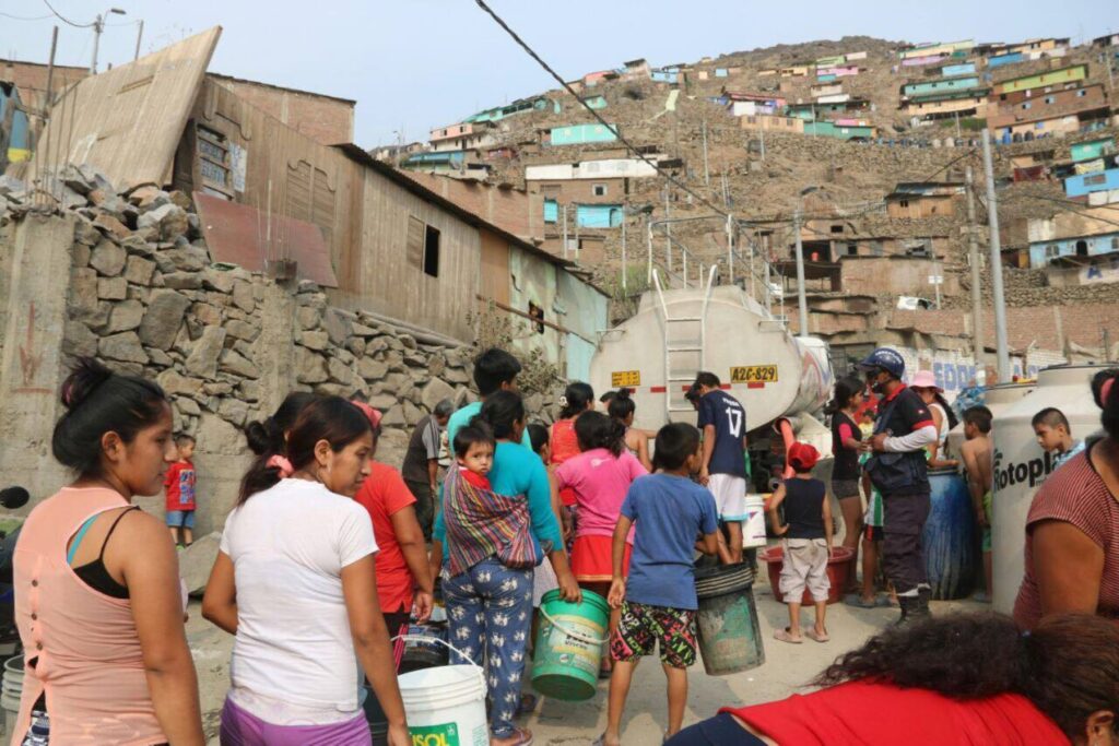 Familias en Lima que tienen que hacer cola porque no tienen acceso al agua potable.