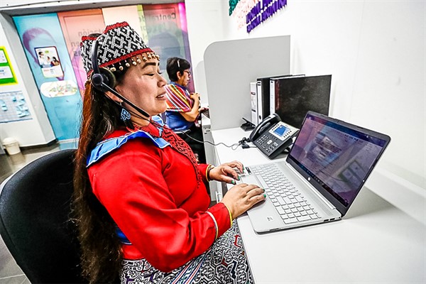 Mujer de la selva utilizando la tecnología mediante su lengua originaria.