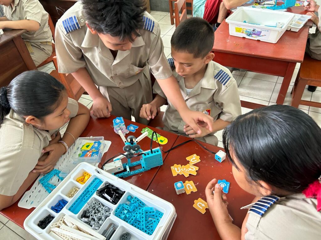 Niños programando mediante lectura de imágenes.