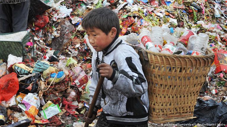 Niño en pobreza en china. Persona pobre en china.
