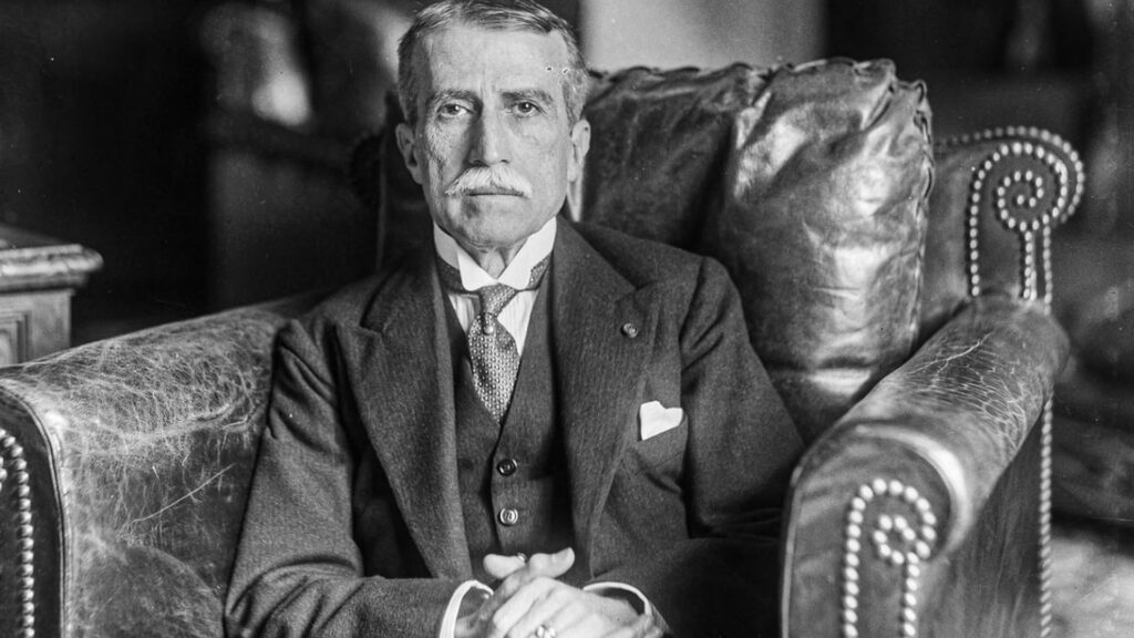 Augusto B. Leguía. Persona adulta sentada en Blanco y Negro.