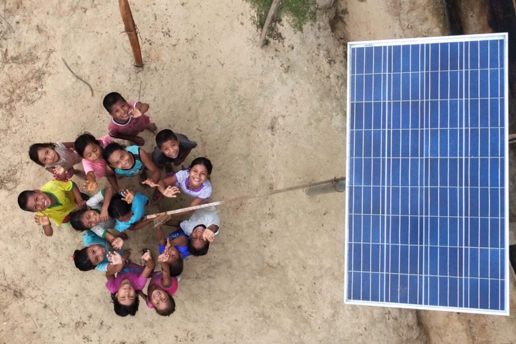 Hogares en zonas rurales con paneles solares. Niños con panel solar. paneles solares.