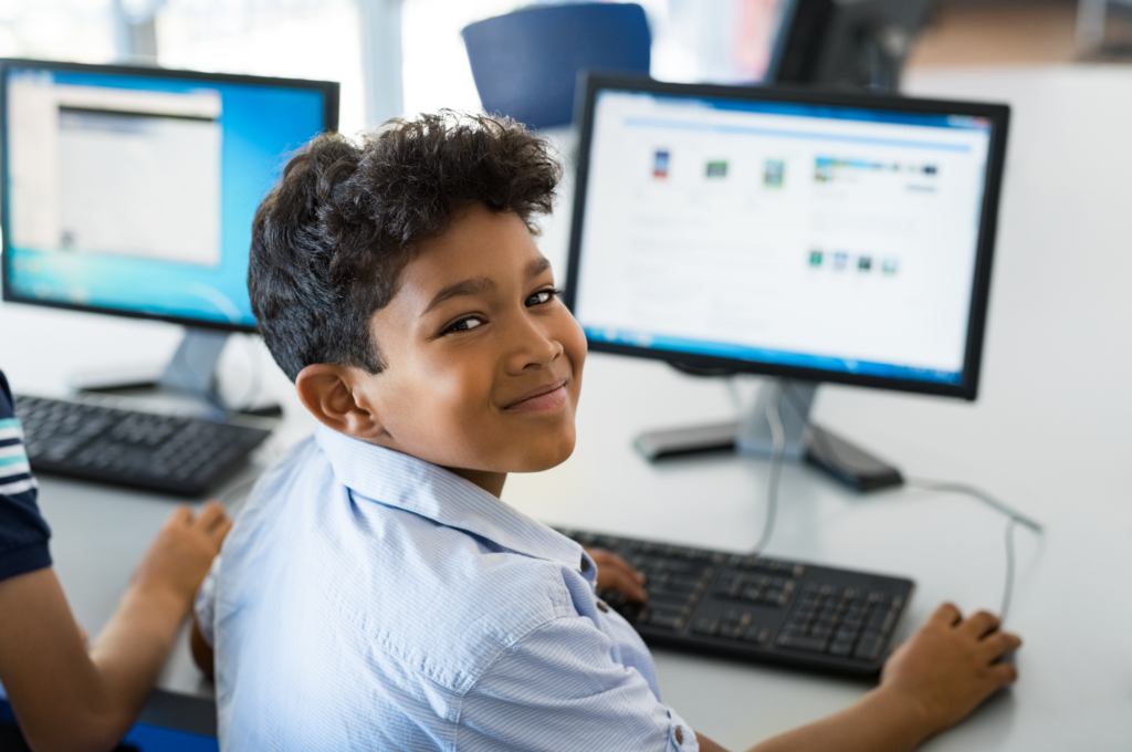 Niño estudiante utilizando la inteligencia artificial para su 
educación.