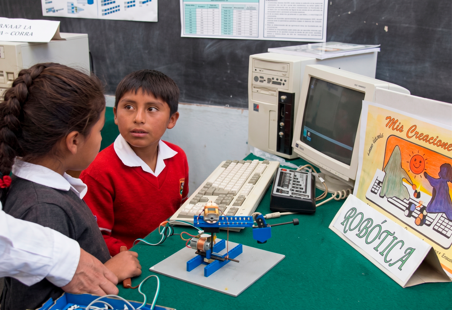 INFOESCUELA. Primeras experiencias de tecnología y programación con estudiantes quechuahablantes en Ayacucho.