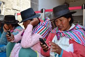 Personas quechuahablantes con celular.