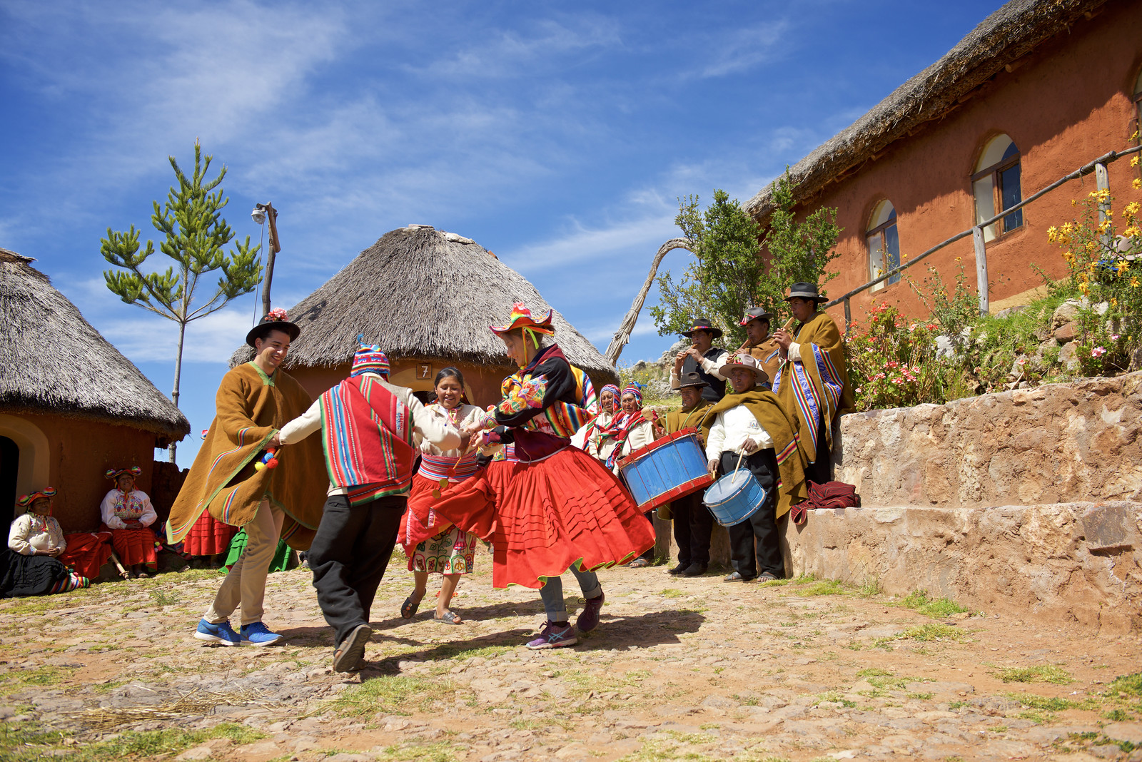 Turismo vivencial en Perú. Personas del sur andino de Perú están bailando.